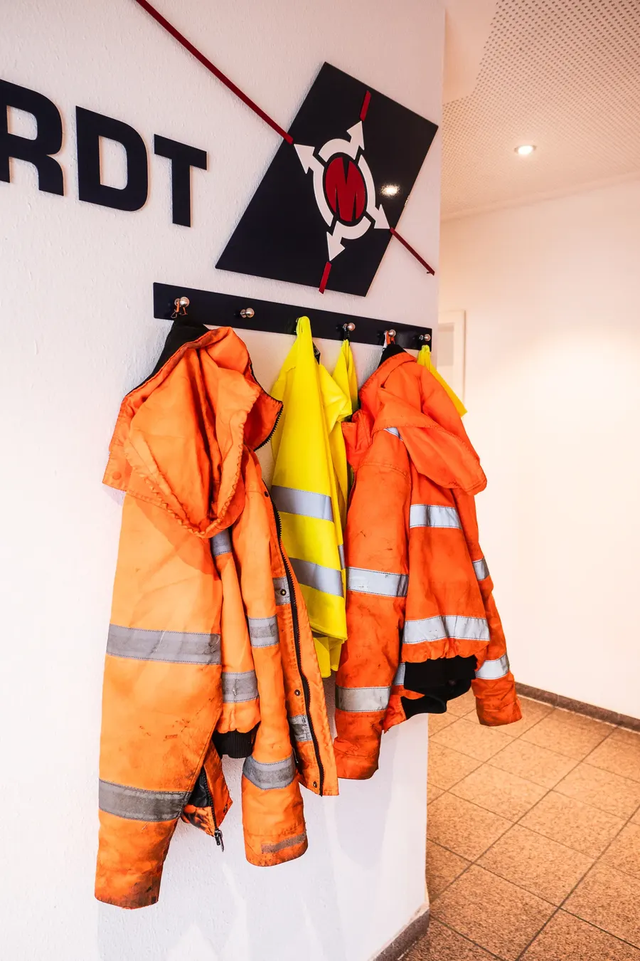 Garderobe mit Maulhardt-Arbeitsjacken im Betrieb in Leinefelde-Worbis