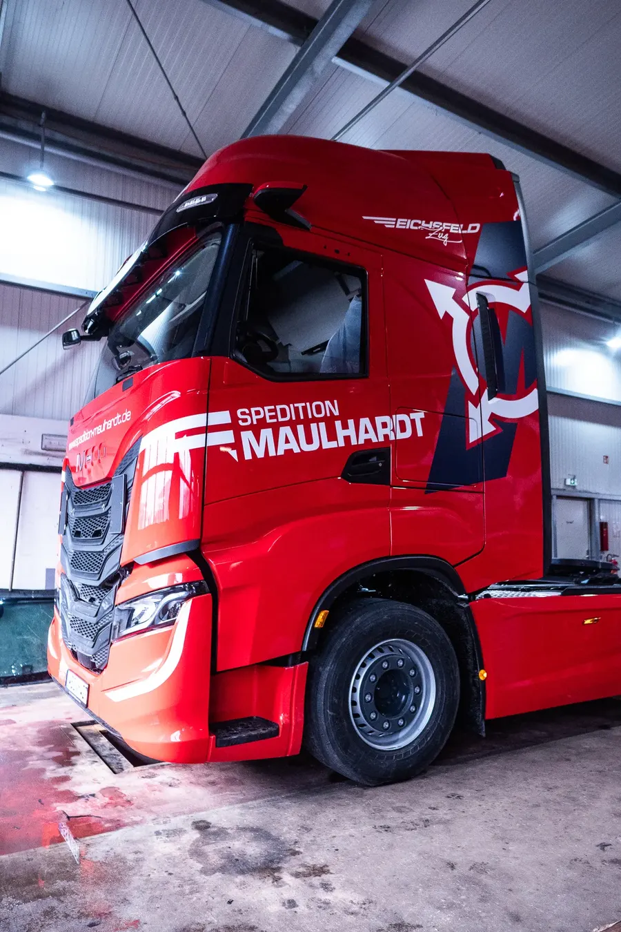 Rote Iveco-Zugmaschine mit Maulhardt-Beklebung und Eichsfeld-Zug-Schriftzug