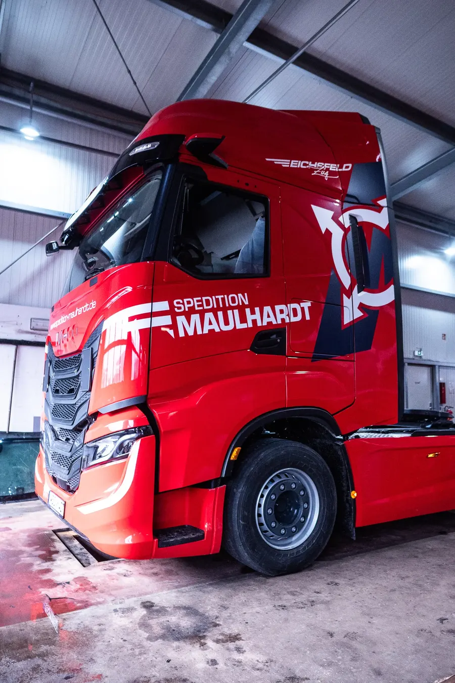Rote Iveco-Zugmaschine der Spedition Maulhardt mit Eichsfeld-Zug-Schriftzug