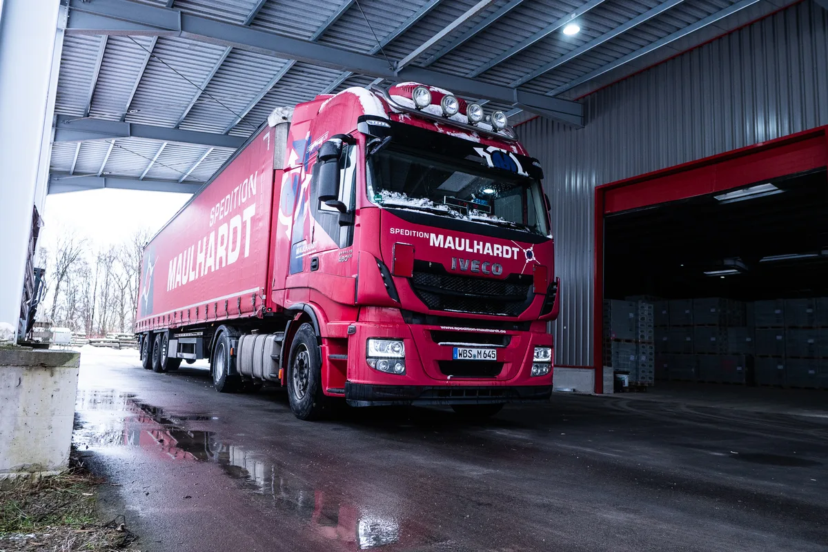 Maulhardt-LKW mit Mitnahmestapler am Heck
