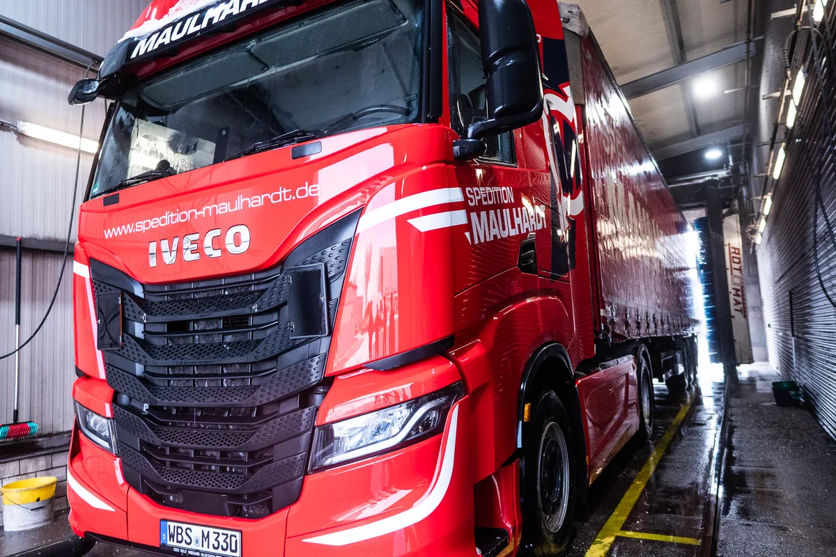 LKW in der Waschstrasse der Maulhardt Gruppe