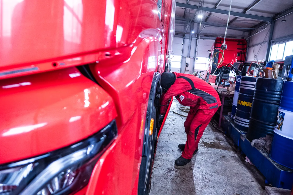 Mechaniker arbeitet an einem LKW in der Maulhardt-Werkstatt