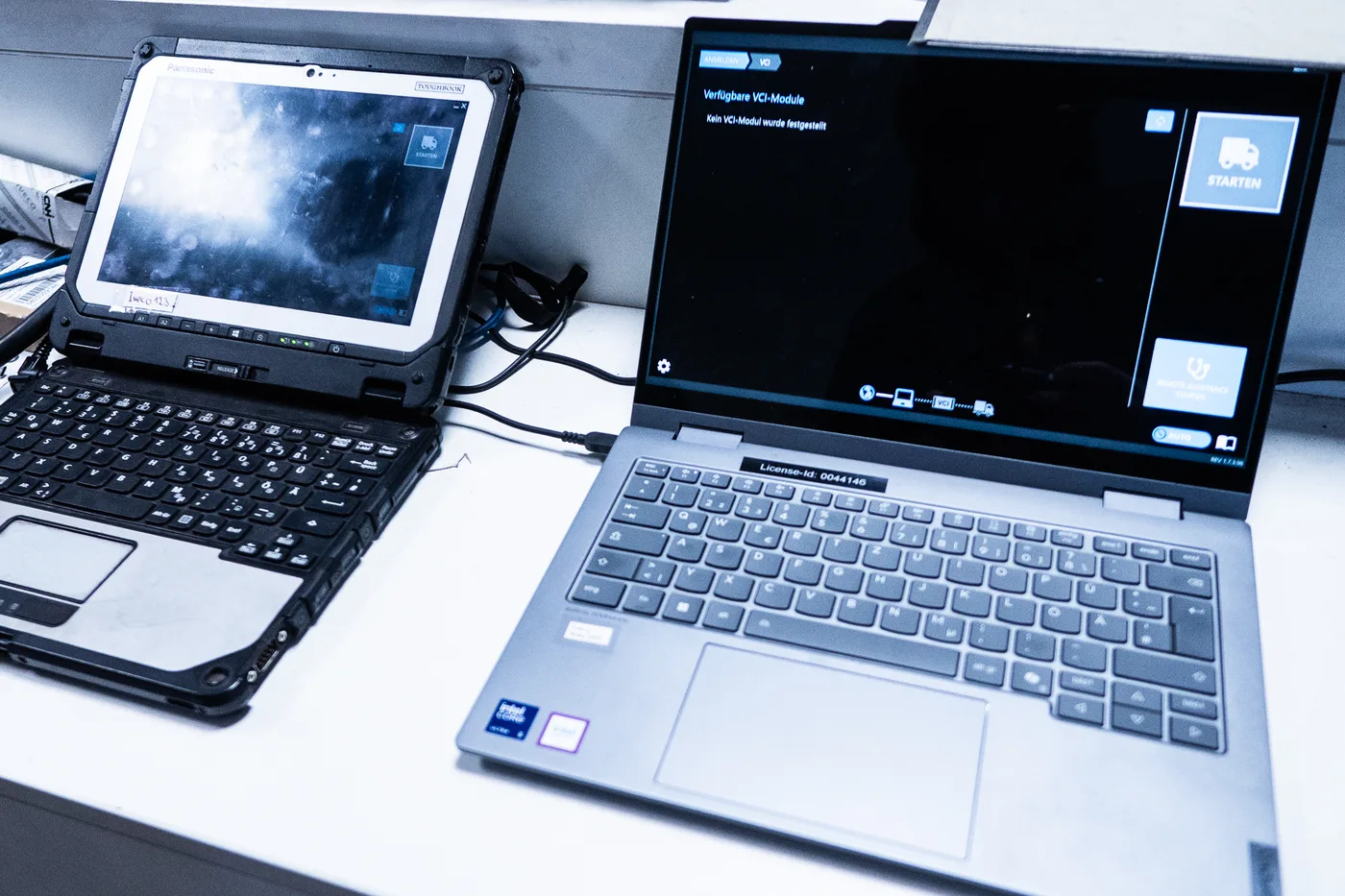 Zwei Diagnose-Laptops mit LKW-Diagnosesoftware auf dem Werkstatttisch
